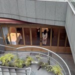 メゾン ポール・ボキューズ - 店舗入口に続く階段