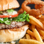 PERSIMMON BURGER CLUB FAMO Sandwich - アボカドバーガー、オニオンリング、フライドポテトに近づいて