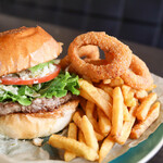 PERSIMMON BURGER CLUB FAMO Sandwich - アボカドバーガー、オニオンリング、フライドポテト