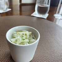 ピエール - 1番最初に出てきたお料理。上に見える白いのがイカで、底にはイカ墨を使ったリゾットが。