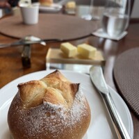 ピエール - このパンがめちゃくちゃ美味しくておかわり♡無塩バターは、おそらく1番良い塩梅になる様に温度管理されているもの。