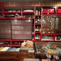 江戸心 山ぼうし - 朱色が用いられた粋な内装、千社札も貼ってあります