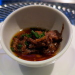 鉄板DINING集 - アミューズ（牛すじの赤ワイン煮込み）
      