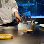 鉄板DINING集 - フォアグラのソテー調理中