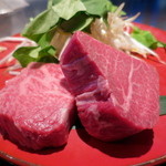 鉄板DINING集 - メインの米沢牛ヒレ100gとサーロイン１００g