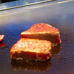 鉄板DINING集 - 米沢牛ヒレ＆サーロイン調理中