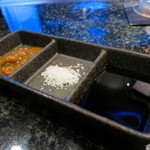 鉄板DINING集 - 朴葉味噌、塩、醤油タレの3種