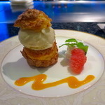 鉄板DINING集 - 特製シューアイス 季節のフルーツ添え