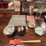 江戸心 山ぼうし - つぶ貝煮、烏賊下足の和え物から。早速、日本酒をお願いしました
