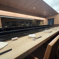 弁慶 - カウンター、ガラスから中庭の景色が楽しめます。