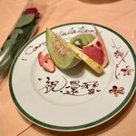 ステーキハウス キッチンリボン - デザートと一緒に一輪のバラも