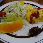 ロッジホットタイム - スクランブルエッグとサラダ