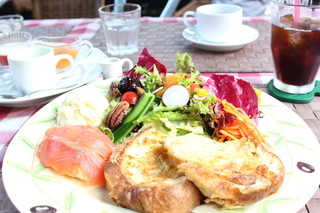 チェルシーズガーデンカフェ - フレンチトースト　サーモンとアボガド