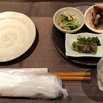 花ゆず - お通し：５００円、巻機一本〆（純米吟醸酒）グラス：７００円