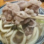 むぎ屋 - 醤油色に染まっていないお肉がたっぷり