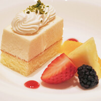 ジュピター - ランチコース 4370円 のケーキ フルーツ添え