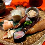 すし丈 - 新潟ズワイガニ、富山ホタルイカ、北寄貝と黄韮、首折れ鰯、北海道桜鱒幽庵焼、鮟肝と奈良漬柚子