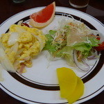 ロッジホットタイム - スクランブルエッグに野菜サラダ