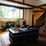 薪の音 - 宿のロビー