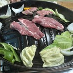 ジンギスカン・シロー - 野菜を敷いてお肉を焼きます！