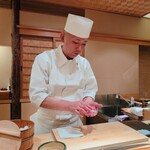 鮨みなと - 大将に握り握ってもらいます