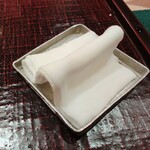 鮨みなと - 握りの前に「小手拭き」が用意されます