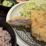 とんかつわか葉　 - 衣は白いんですがじっくり揚げてあるんでトンカツは綺麗なピンク色で肉本来の持つ旨みが引きだってました

私は先ずは勧められた塩でいただきその後はトンカツソースや大根おろしを使って美味しくいただきましたよ