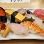 三楽寿司 - これが並握りです。対馬ならではの一皿です！