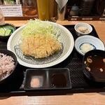 とんかつわか葉　 - １０分程待つと注文したランチロースカツ定食１３５０円の出来上がりです。