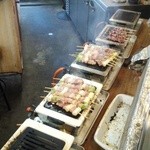 あたみ横丁 - 注文を受けた「焼鳥」を一度に沢山焼いているところです。　写真には写っていませんが、秘伝のタレに付けながら焼いてます。