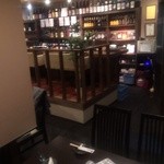 溶岩焼き 熱心 - テーブル席もブラインドが降りるのでプライベート感バッチリです。