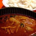 ハバカーる。 - トムヤムチキンカレー630円↓
            食べたことの無い味がしました。インドカレーとネパールカレーの中間のような…ただ、旨かった。そのうち再訪します。スタミナカレーも美味。連れはナッツが×でギブアップしていましたが…
            辛さもgood。1〜9辛まであり、0はバーモントカレー甘口レベル。5〜6でココイチ10辛レベル。9なんて想像がつかない＼(^o^)／
            写真は5。