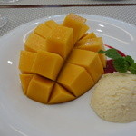 ビストロ ダイア - 完熟マンゴーロマノフスタイル。昼からマンゴーを二分の一個食べられて幸せです。