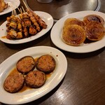 はち八 - しいたけ肉詰め、玉ねぎ、串焼き