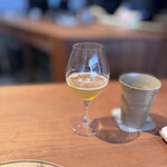 しろ - サービスペアリング　ビール、かりん酒などを合わせた甘いカクテル。このカクテルが蕗のとうのアイスとベストマッチ⭐︎