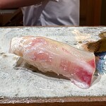 鮨 つぼみ - 鯛 昆布締め 淡路より 締めた翌日
      肉厚に切りつけた身の、ブリブリな食感が堪りません！
      締めた翌日だけに食感の良さが際立ち、旨みが後追いしてきます♬
      