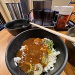 老虎苑 - 白ごはんを、半分いただき、そのあと残りはカレー丼