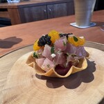 しろ - 鰤大根の組み合わせをヒントに分解して再度組み立てたフィンガーフード。パリパリ食感の生地と鰤とキャビアの薫香、柑橘の優しい自然の甘味と酸味、紅芯大根の食感がたまりません。