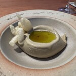 しろ - 島根県浜田市から届いた蕗のとうの自家製アイス　鮎の魚醤　オリーブオイル　自家製の天かす　心地よい苦味と香りをアイスに閉じ込めて。大きめの自家製天かす、魚醤の旨味。目が覚めるような春の苦味が美味。