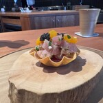 しろ - 島根県浜田市から届いた鰤を桜チップで燻製に
      紅芯大根
      卵黄のコラトゥーラ漬け
      オシェトラキャビアを自家製燻製仕立てで