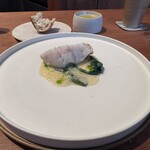 しろ - 島根県から届いた釣り甘鯛鱗焼き
      甘鯛の出汁と文旦（内藤農園）のソース
      大原のほうれん草のソテー
      亀岡の九条葱