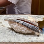 鮨 つぼみ - コハダ 天草より
      肉厚なコハダ、しっかりと江戸前の仕事が施され、風味良く実に旨い！
      川口大将の、酸が効き過ぎずまろやかなシャリに、締めたコハダなんかがとても相性良いですねd(^_^o)