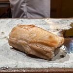 鮨 つぼみ - 煮穴子 対馬
      穴子も、シャリの酸と煮詰めのコクのある旨みがおり重なり、実にいい味わいなんです♪