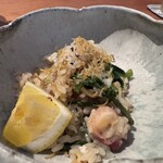 しろ - つや姫は玄米の状態で熟成→使用するタイミングで精米と細部まで素材の管理が徹底されてます。芯を残して炊き上げ、サラサラっとした粘りない仕上がり。パリパリじゃことレモンが良いアクセント♡