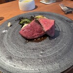 しろ - 熟豊ファームよりラムシンとイチボの食べ比べ
      つぼみ菜の炭火焼き
      カリフラワーのピューレ
      粒マスタードのソース
      塩　山山葵