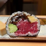 鮨 つぼみ - 太巻き（鮪、干瓢、胡瓜など）
      川口大将の太巻きが大好きです♪
      一口で頬張るも、食べる部分により味が変化して、色々な味を楽しめるのです♡