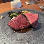 しろ - 経産牛とは思えないとても柔らかい口当たり。この日はサービスでラムシンとイチボの贅沢な食べ比べでした。脂の多いイチボの焼き加減は表面をカリカリ仕上げで和牛香の風味が豊かです。ラムシンの赤身の旨味が美味♡