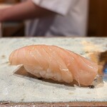 鮨 つぼみ - 鰆 軽く漬け 宮城より
      燻したりせず、そのままの鰆の風味が楽しめ一貫、これとっても美味しかったです♪
      身の柔らかさにクセのない上品な味わい、私は燻さない鰆が断然好きです♡