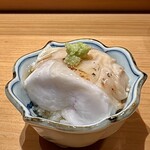 鮨 つぼみ - 虎河豚白子にシャリ
      白子がでっかいな（笑）
      シャリと山葵とよ〜く混ぜて、名残りの白子飯いただきました♬