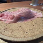 しろ - 島根県大田市から届いた穴子のフリット
      濃厚な熟成香のある黒豚のプロシュート